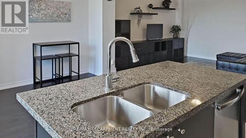 3068 Postridge Drive, Oakville, ON - Indoor Photo Showing Kitchen With Double Sink