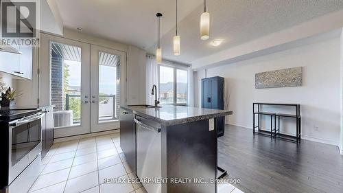 3068 Postridge Drive, Oakville, ON - Indoor Photo Showing Kitchen With Upgraded Kitchen