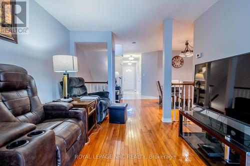 28 - 5070 Drummond Road, Niagara Falls, ON - Indoor Photo Showing Living Room