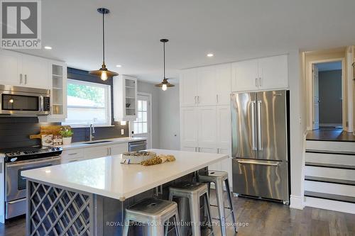 42 Devins Drive, Aurora, ON - Indoor Photo Showing Kitchen With Upgraded Kitchen