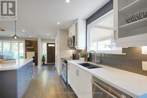 42 Devins Drive, Aurora, ON - Indoor Photo Showing Kitchen With Double Sink With Upgraded Kitchen