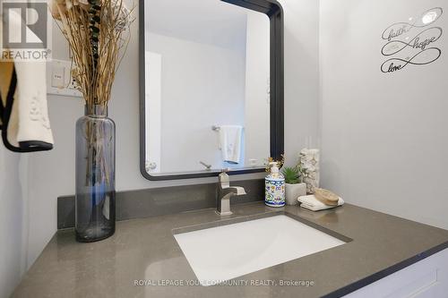 42 Devins Drive, Aurora, ON - Indoor Photo Showing Bathroom