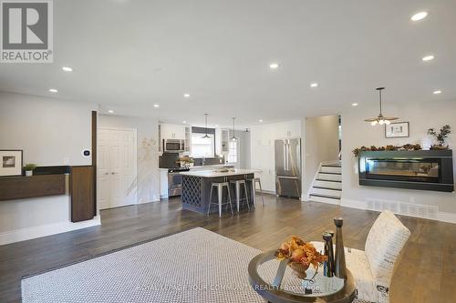 42 Devins Drive, Aurora, ON - Indoor Photo Showing Living Room