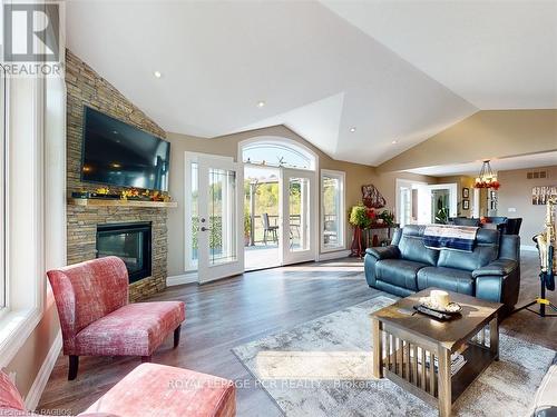 191 Ishwar Drive, Georgian Bluffs, ON - Indoor Photo Showing Living Room With Fireplace