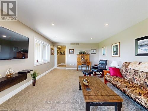 191 Ishwar Drive, Georgian Bluffs, ON - Indoor Photo Showing Living Room