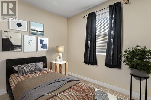 18 Irving Place, Hamilton, ON - Indoor Photo Showing Bedroom