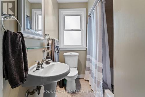 18 Irving Place, Hamilton, ON - Indoor Photo Showing Bathroom