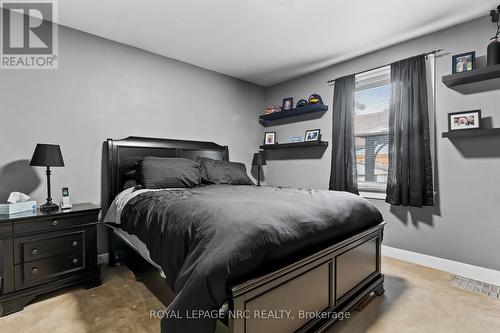 18 Irving Place, Hamilton, ON - Indoor Photo Showing Bedroom