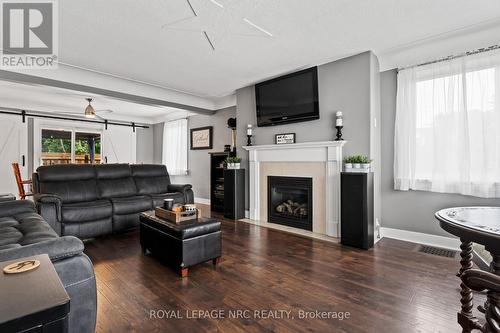 18 Irving Place, Hamilton, ON - Indoor Photo Showing Living Room With Fireplace