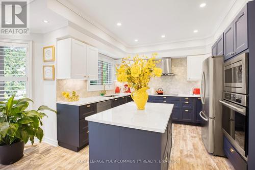 130 Grey Alder Avenue, Richmond Hill, ON - Indoor Photo Showing Kitchen With Upgraded Kitchen