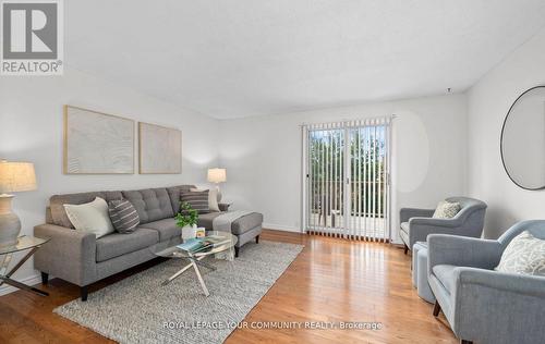 32 Mercer Crescent, Markham, ON - Indoor Photo Showing Living Room