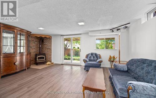 32 Mercer Crescent, Markham, ON - Indoor Photo Showing Living Room