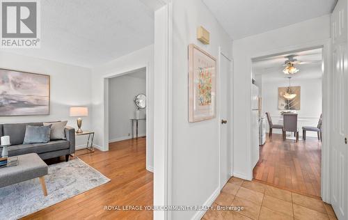 32 Mercer Crescent, Markham, ON - Indoor Photo Showing Living Room