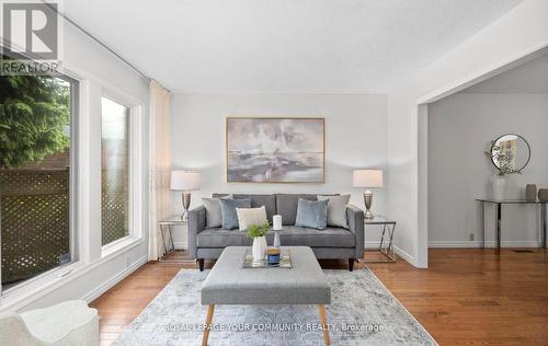 32 Mercer Crescent, Markham, ON - Indoor Photo Showing Living Room