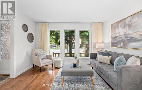 32 Mercer Crescent, Markham, ON - Indoor Photo Showing Living Room