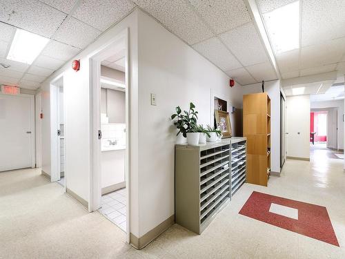 Hall - 201-600 Rue Sherbrooke E., Montréal (Ville-Marie), QC - Indoor