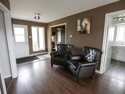 Passageway - 122 Ch. De La Rivière-Croche, La Tuque, QC - Indoor Photo Showing Living Room