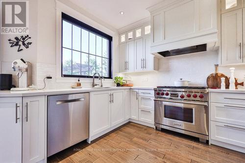 2355 Yolanda Drive, Oakville, ON - Indoor Photo Showing Kitchen With Upgraded Kitchen