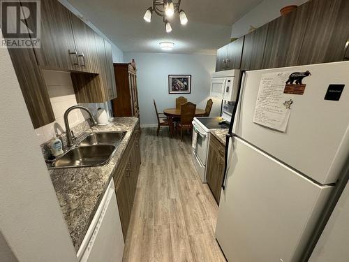 40 Ridgemont  Avenue Unit# 203, Fernie, BC - Indoor Photo Showing Kitchen With Double Sink