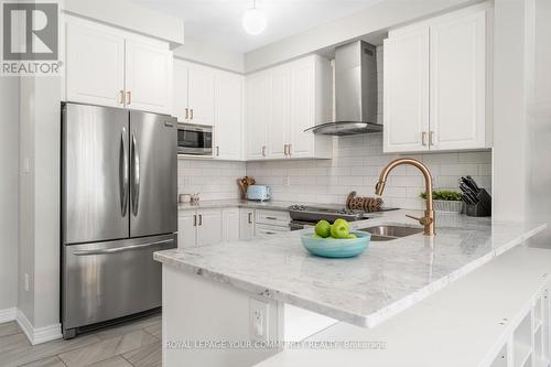 47 Beechborough Crescent, East Gwillimbury, ON - Indoor Photo Showing Kitchen With Stainless Steel Kitchen With Double Sink With Upgraded Kitchen