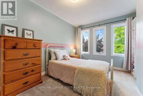 5106 Tree Court, Burlington, ON - Indoor Photo Showing Bedroom