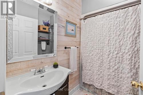 483 Dunsmure Road, Hamilton, ON - Indoor Photo Showing Bathroom