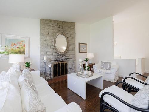 Salon - 94 Av. Kirkwood, Beaconsfield, QC - Indoor Photo Showing Living Room With Fireplace