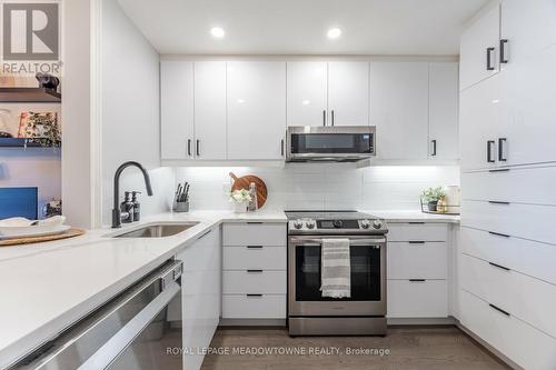 203 - 102 Bronte Road, Oakville, ON - Indoor Photo Showing Kitchen With Upgraded Kitchen