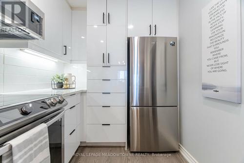 203 - 102 Bronte Road, Oakville, ON - Indoor Photo Showing Kitchen With Upgraded Kitchen