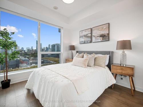 1304-225 Sackville St, Toronto, ON - Indoor Photo Showing Bedroom