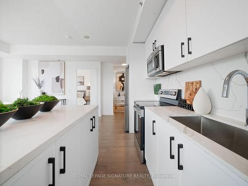 1304-225 Sackville St, Toronto, ON - Indoor Photo Showing Kitchen