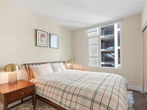 909-1090 Johnson St, Victoria, BC - Indoor Photo Showing Bedroom