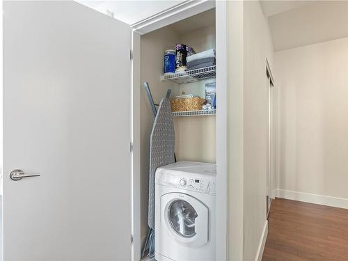 909-1090 Johnson St, Victoria, BC - Indoor Photo Showing Laundry Room