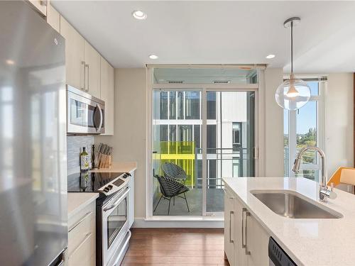 909-1090 Johnson St, Victoria, BC - Indoor Photo Showing Kitchen With Upgraded Kitchen