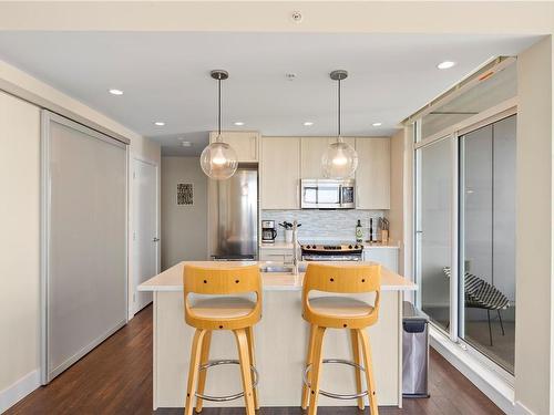 909-1090 Johnson St, Victoria, BC - Indoor Photo Showing Kitchen