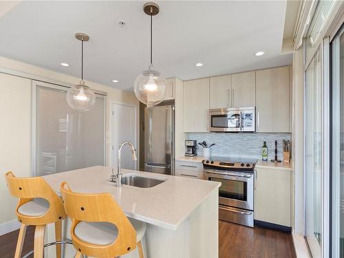 909-1090 Johnson St, Victoria, BC - Indoor Photo Showing Kitchen With Upgraded Kitchen