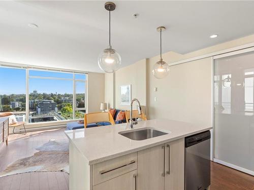 909-1090 Johnson St, Victoria, BC - Indoor Photo Showing Kitchen