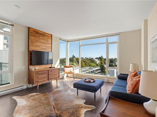 909-1090 Johnson St, Victoria, BC - Indoor Photo Showing Living Room