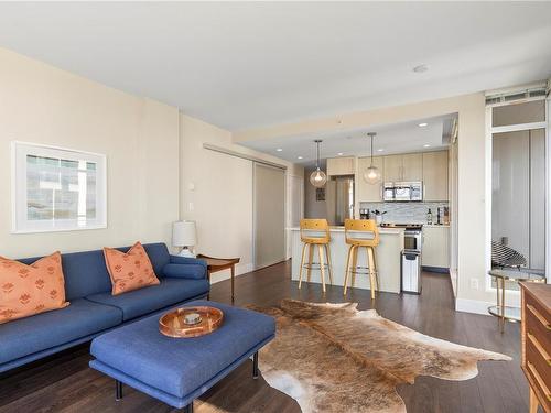 909-1090 Johnson St, Victoria, BC - Indoor Photo Showing Living Room