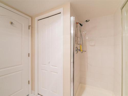 309-150 Promenade Dr, Nanaimo, BC - Indoor Photo Showing Bathroom