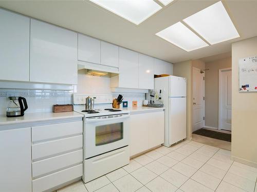 309-150 Promenade Dr, Nanaimo, BC - Indoor Photo Showing Kitchen