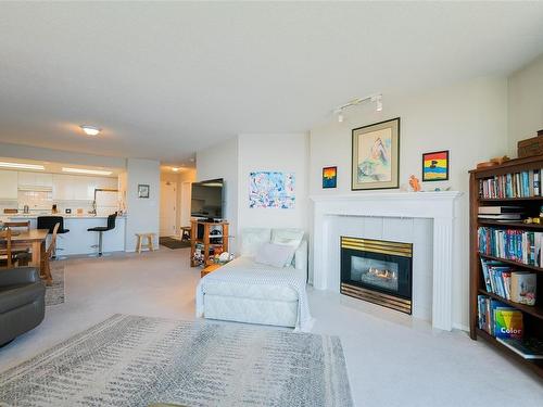 309-150 Promenade Dr, Nanaimo, BC - Indoor Photo Showing Living Room With Fireplace