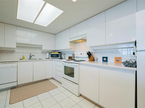 309-150 Promenade Dr, Nanaimo, BC - Indoor Photo Showing Kitchen With Double Sink