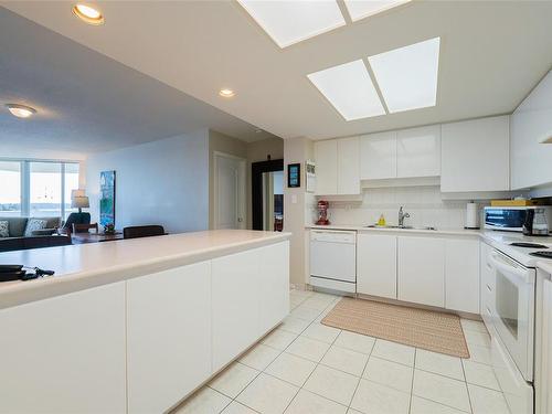 309-150 Promenade Dr, Nanaimo, BC - Indoor Photo Showing Kitchen