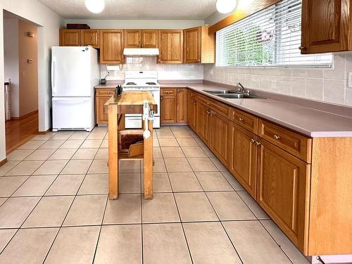 1590 Griffin Terrace, Kamloops, BC - Indoor Photo Showing Kitchen With Double Sink