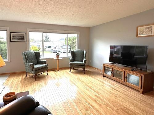 1590 Griffin Terrace, Kamloops, BC - Indoor Photo Showing Living Room