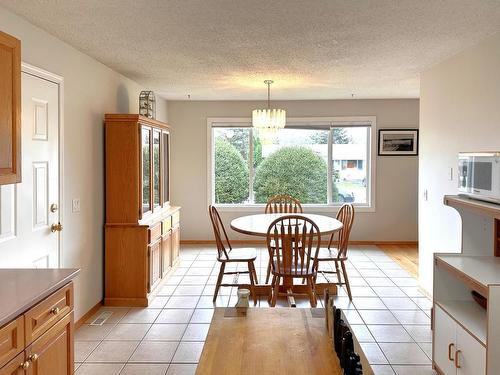 1590 Griffin Terrace, Kamloops, BC - Indoor Photo Showing Dining Room