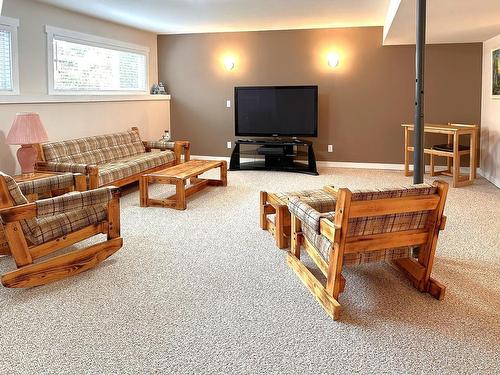 1590 Griffin Terrace, Kamloops, BC - Indoor Photo Showing Living Room