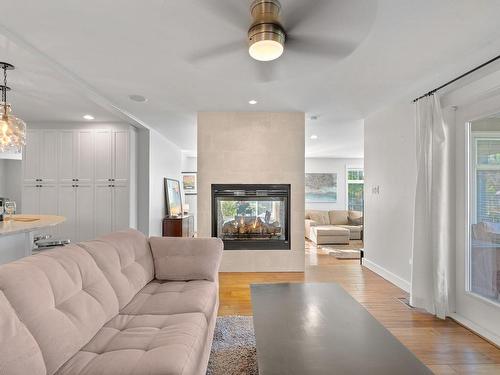 562 Trillium Crt, Kamloops, BC - Indoor Photo Showing Living Room With Fireplace