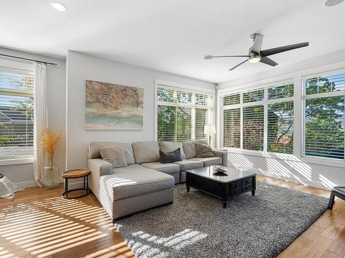 562 Trillium Crt, Kamloops, BC - Indoor Photo Showing Living Room